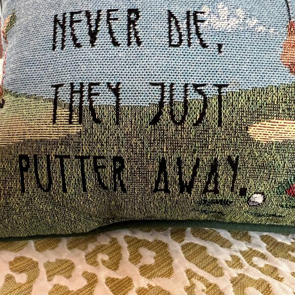 "Old golfers never die, they just putter away." 8x12 Needlepoint Pillow Gift EUC - Picture 5 of 9
